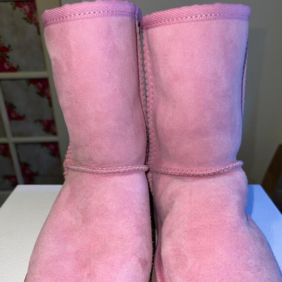 UGG Shoes - Authentic UGG Australian since 1974 Size 8 (Pre-owned)